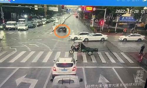 台州汽车撞人事件是啥车_台州撞车图片